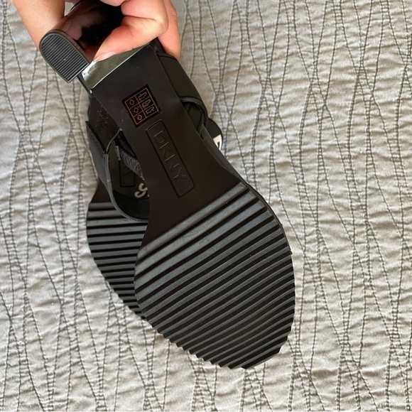 NWOT DKNY Black Logo Heels Size 10 - Picture 5 of 5